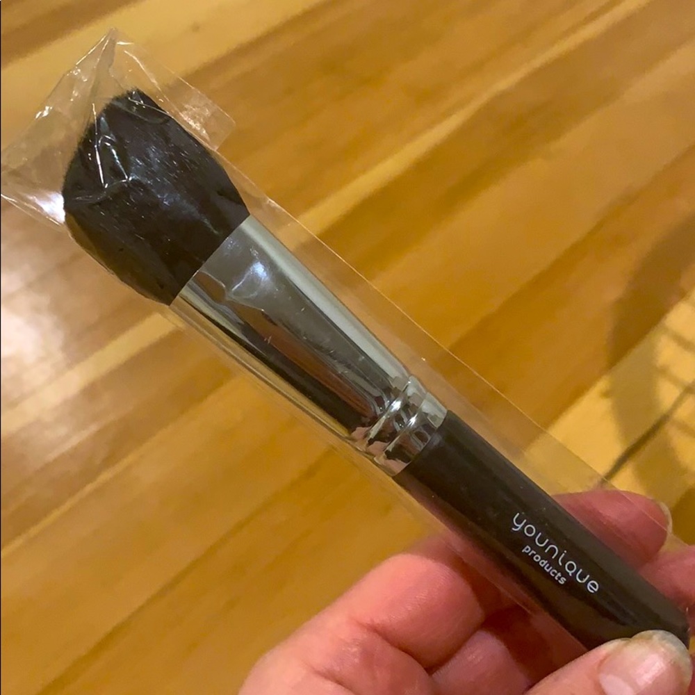 Younique blush brush